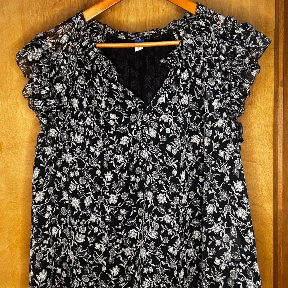 Old Navy Black and Silver Ruffled Cap Sleeve Blouse